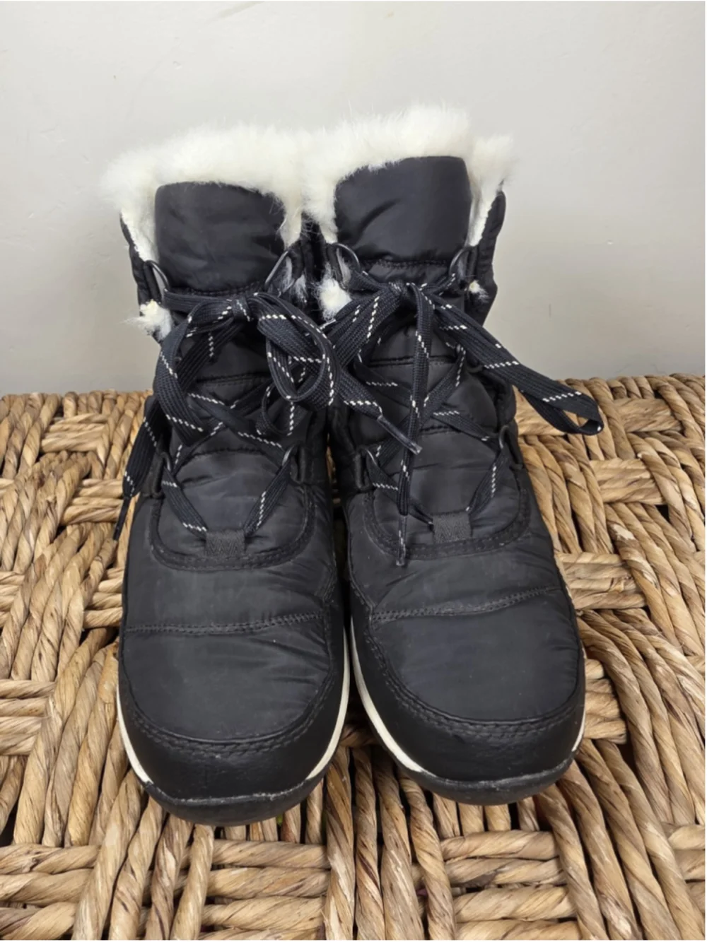 Sorel Whitney Short Lace Women’s Waterproof Winter Snow Boots Sz 8.5 Black Fur
